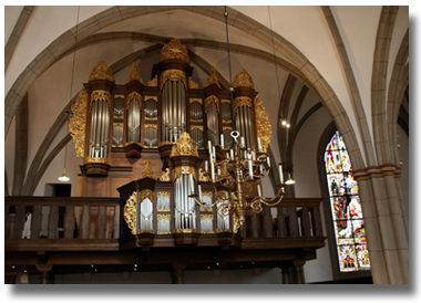 die prächtige Kirchenorgel der St.-Martini-Kirche in Stadthagen, drumherum das Kirchengewölbe, ein Kronleuchter und Kirchenfenster