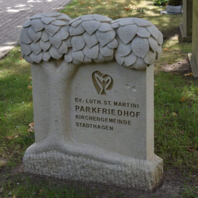 Skulptur mit Schriftzug Parkfriedhof Stadthagen