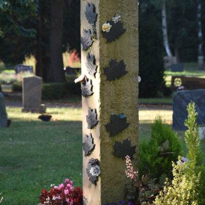 Urnenstehlengrab mit Bronzeblatt Parkfriedhof Stadthagen
