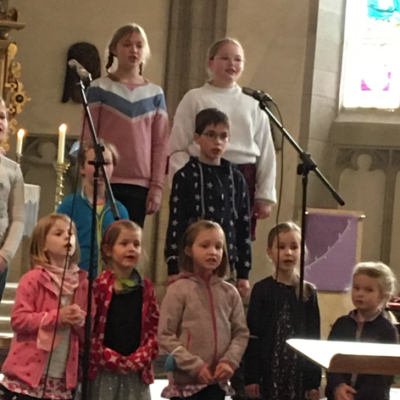 Familiengottesdienst - singende Kinder auf der Bühne beim Gottesdienst