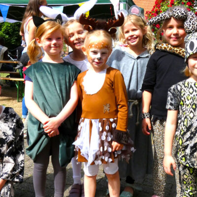Eine Gruppe von Kindern in Kostümen