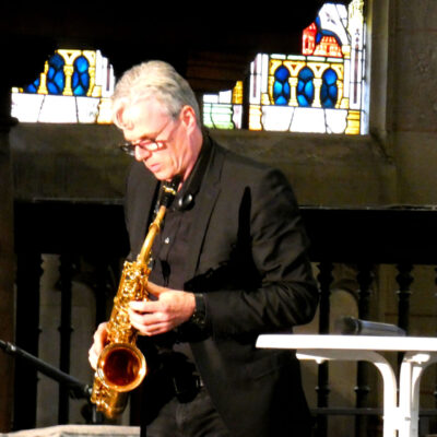 Ein Saxophonspieler in der Kirche beim Schulprojekt Gerechtigkeit Gen Verde
