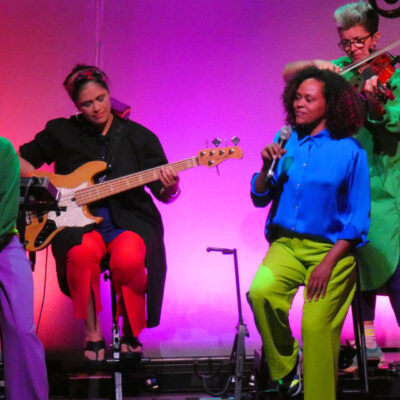 Im Bild sind mehrere Musikerinnen während ihrer Vorführung zu sehen.