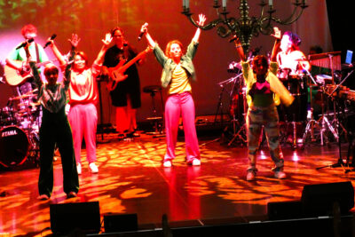 Im Bild sieht man eine Gruppe von Musikern während der Show.