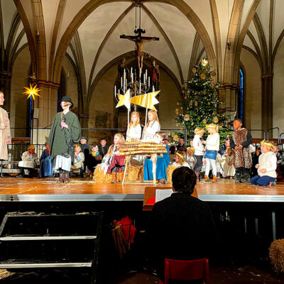 Im Bild sieht man die Kinder während des Krippenspiels zu Weihnachten 2022 in der St.-Martini Kirche.