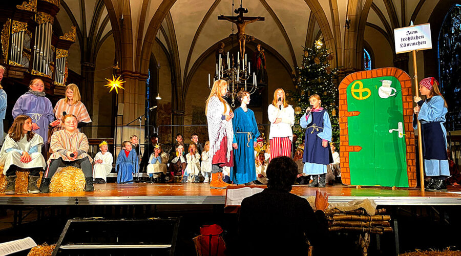 Im Bild sieht man die Kinder während des Krippenspiels zu Weihnachten 2022 in der St.-Martini Kirche.
